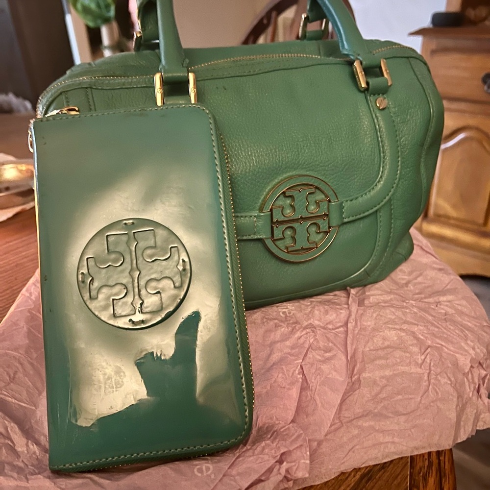 Tory Burch Green Leather Satchel with Matching Green Patent Wallet - Picture 2 of 10